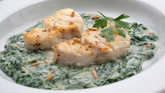 Karlos Argui&ntilde;ano: bacalao fresco con espinacas, una receta sencilla que alimenta por dentro y por fuera
