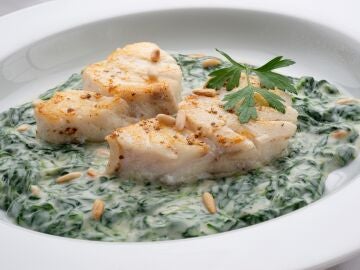 Karlos Argui&ntilde;ano: bacalao fresco con espinacas, una receta sencilla que alimenta por dentro y por fuera