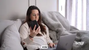 Así suena el asistente de voz creado con IA que carraspea, tose e imita tu acento