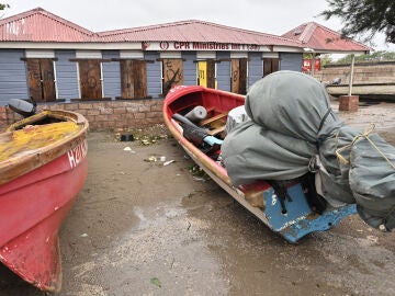 U barco en tierra ante el paso del huracán Melissa