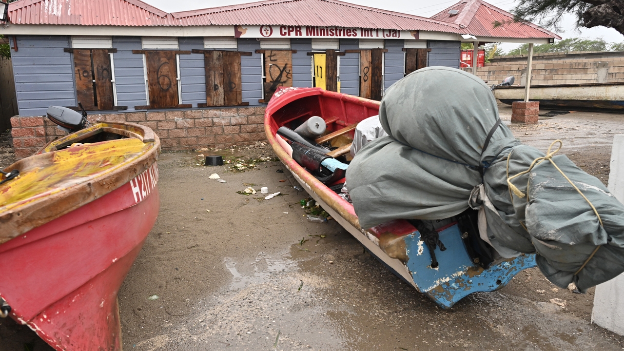 허리케인 멜리사가 자메이카를 강타해 3명이 사망하고 13명이 부상당했습니다. 허리케인 멜리사가 자메이카를 강타해 3명이 사망하고 13명이 부상당했습니다.