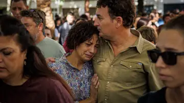 -Los padres de Sandra Peña, la alumna de 14 años que se suicidó hace dos semanas en Sevilla tras sufrir presuntamente acoso escolar -Los padres de Sandra Peña, la alumna de 14 años que se suicidó hace dos semanas en Sevilla tras sufrir presuntamente acoso escolar