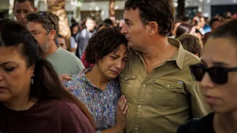 -Los padres de Sandra Peña, la alumna de 14 años que se suicidó hace dos semanas en Sevilla tras sufrir presuntamente acoso escolar -Los padres de Sandra Peña, la alumna de 14 años que se suicidó hace dos semanas en Sevilla tras sufrir presuntamente acoso escolar