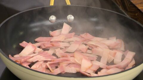 Corta la panceta en tiras, introdúcelas en la sartén