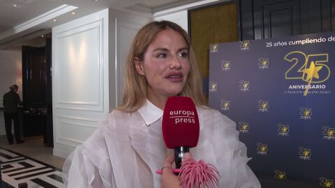 Mónica Hoyos respondiendo a la prensa