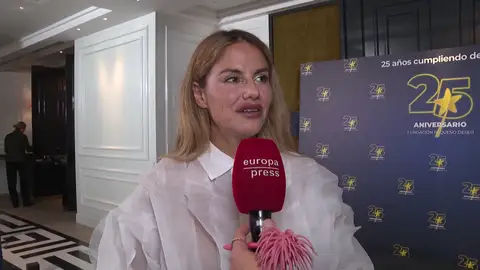 Mónica Hoyos respondiendo a la prensa Mónica Hoyos respondiendo a la prensa