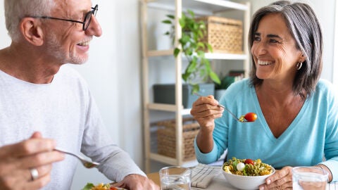 Pareja comiendo