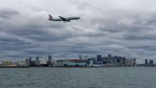 Avión en los cielos de Boston