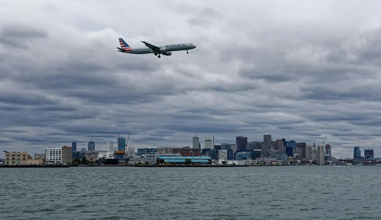 Avión en los cielos de Boston