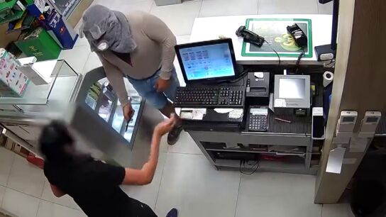 Atraca una gasolinera disfrazado de peluche 