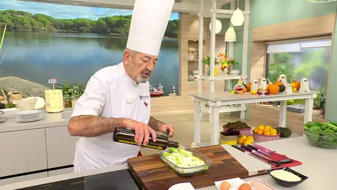 Riégalos con un par de cucharadas de aceite y sazónalos Riégalos con un par de cucharadas de aceite y sazónalos