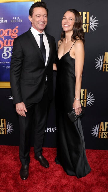 Hugh Jackman posa en público por primera vez con su novia, Sutton Foster, en el estreno de Song Sung Blue