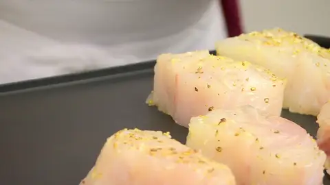 Calienta una plancha, coloca los trozos de pescado y cocínalos Calienta una plancha, coloca los trozos de pescado y cocínalos