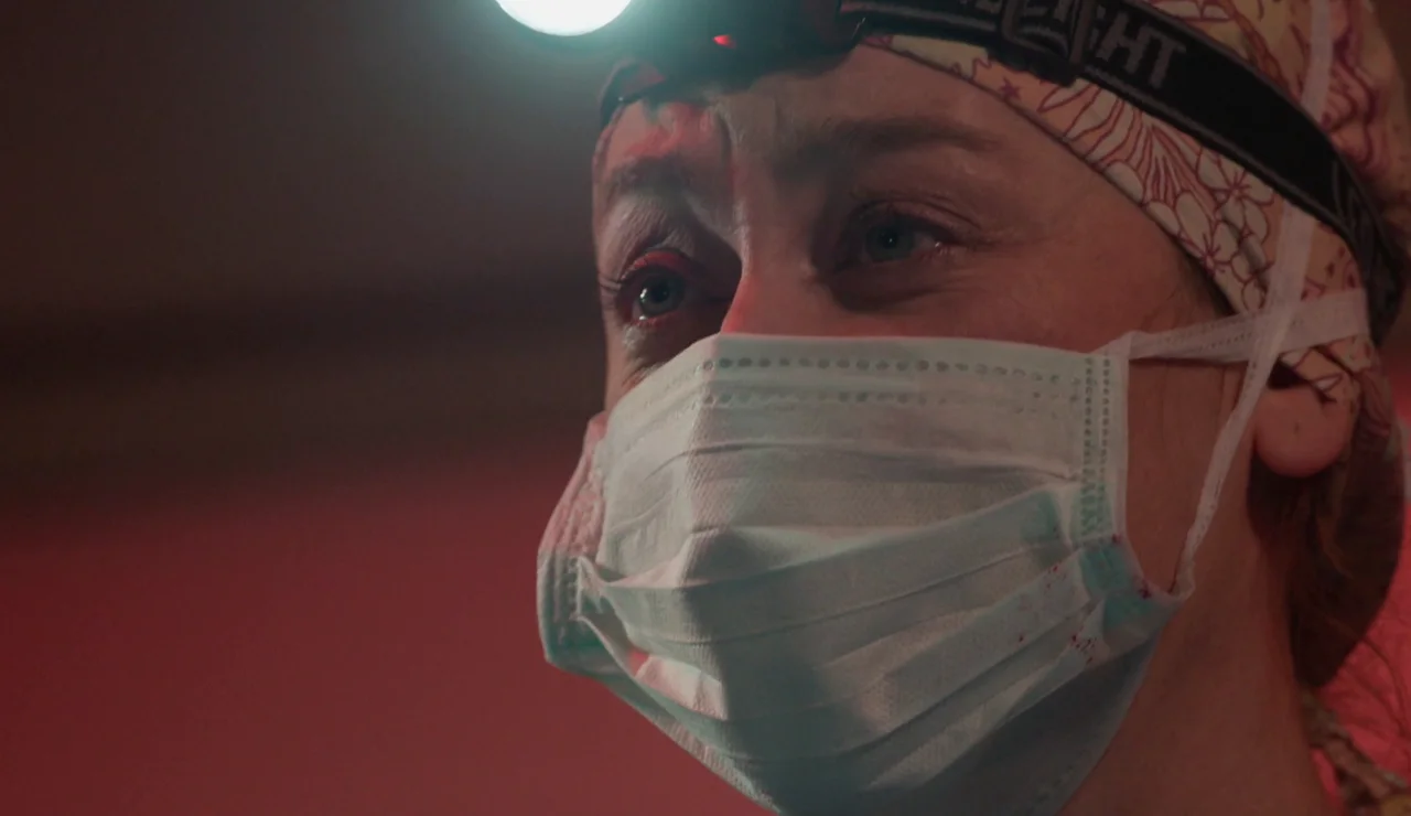 Bahar salva a un bebé en el quirófano desafiando todas las reglas