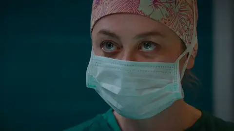 Una vida en sus manos y el hospital a oscuras: Bahar se enfrenta a su mayor desafío esta noche en Renacer Una vida en sus manos y el hospital a oscuras: Bahar se enfrenta a su mayor desafío esta noche en Renacer