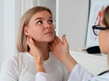 Revisión de la mandíbula de una mujer Revisión de la mandíbula de una mujer