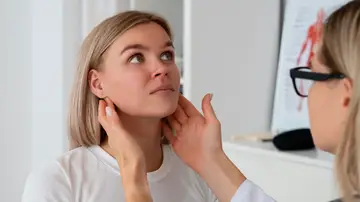 Revisión de la mandíbula de una mujer Revisión de la mandíbula de una mujer