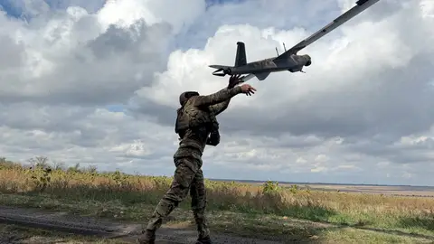 Militar ruso lanza un dron en zona fronteriza con Ucrania Militar ruso lanza un dron en zona fronteriza con Ucrania