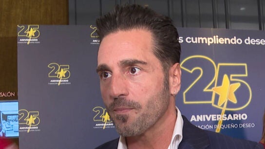 David Bustamante haciendo declaraciones a los medios