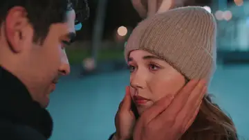 Ferit y Seyran sueñan con una nueva vida justo antes de que el destino los separe de nuevo Ferit y Seyran sueñan con una nueva vida justo antes de que el destino los separe de nuevo