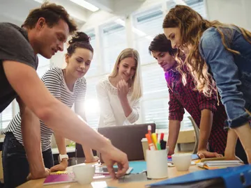 Un equipo trabajando Un equipo trabajando