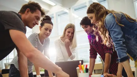 Un equipo trabajando Un equipo trabajando