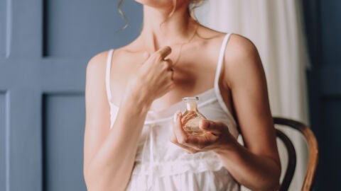 Mujer usando perfume