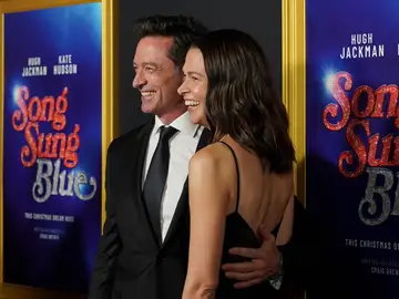 Hugh Jackman posa en público por primera vez con su novia, Sutton Foster, en el estreno de Song Sung Blue Hugh Jackman posa en público por primera vez con su novia, Sutton Foster, en el estreno de Song Sung Blue