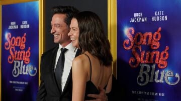 Hugh Jackman posa en público por primera vez con su novia, Sutton Foster, en el estreno de Song Sung Blue Hugh Jackman posa en público por primera vez con su novia, Sutton Foster, en el estreno de Song Sung Blue