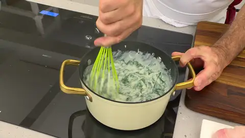 Agrega las espinacas y mezcla bien Agrega las espinacas y mezcla bien