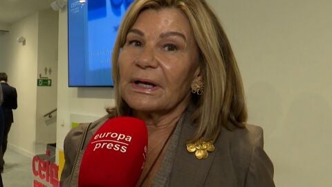 Cari Lapique haciendo declaraciones a los medios