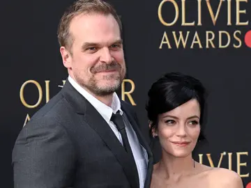 David Harbour y Lily Allen David Harbour y Lily Allen