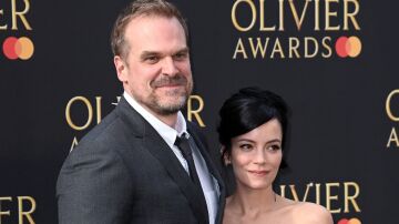 David Harbour y Lily Allen David Harbour y Lily Allen