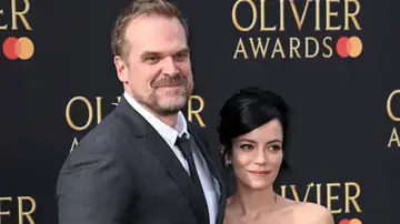 David Harbour y Lily Allen David Harbour y Lily Allen
