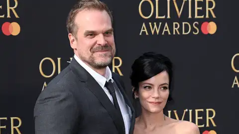 David Harbour y Lily Allen David Harbour y Lily Allen