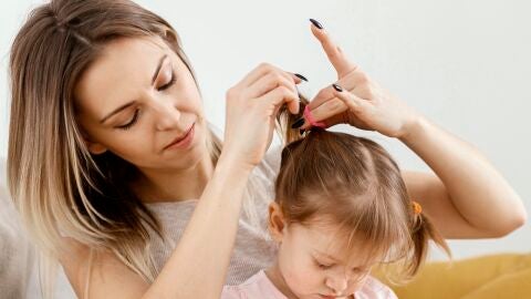 Madre peinando a su hija