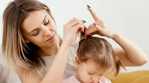 Madre peinando a su hija Madre peinando a su hija