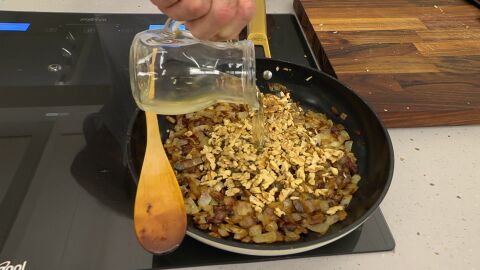 Rocíalas con el vino blanco, un poco de agua y el jugo que ha soltado el lomo
