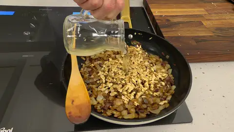 Rocíalas con el vino blanco, un poco de agua y el jugo que ha soltado el lomo Rocíalas con el vino blanco, un poco de agua y el jugo que ha soltado el lomo