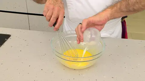 Bate los ingredientes hasta que consigas una masa homogénea y sin grumos Bate los ingredientes hasta que consigas una masa homogénea y sin grumos