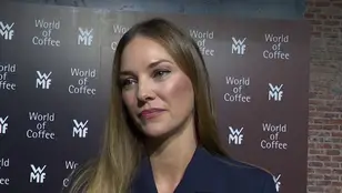 Helen Lindes atendiendo a la prensa