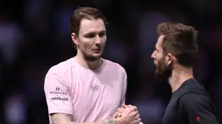Alexander Bublik saluda a Corentin Moutet tras su partido en el Rolex Paris Masters Alexander Bublik saluda a Corentin Moutet tras su partido en el Rolex Paris Masters