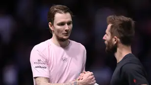 Alexander Bublik saluda a Corentin Moutet tras su partido en el Rolex Paris Masters