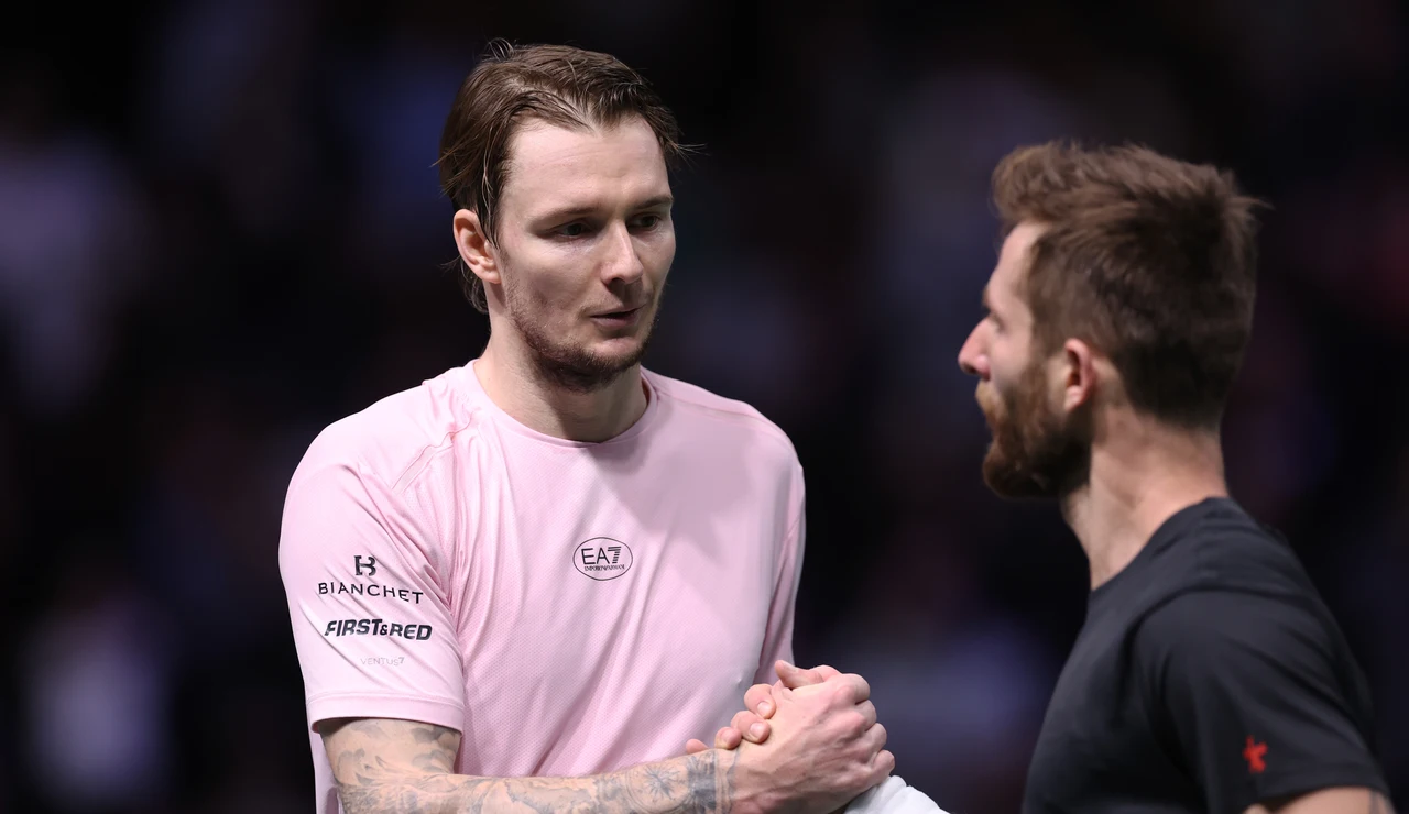 Alexander Bublik saluda a Corentin Moutet tras su partido en el Rolex Paris Masters