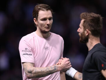 Alexander Bublik saluda a Corentin Moutet tras su partido en el Rolex Paris Masters