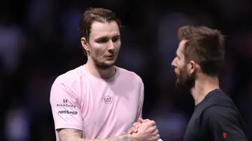 Alexander Bublik saluda a Corentin Moutet tras su partido en el Rolex Paris Masters Alexander Bublik saluda a Corentin Moutet tras su partido en el Rolex Paris Masters