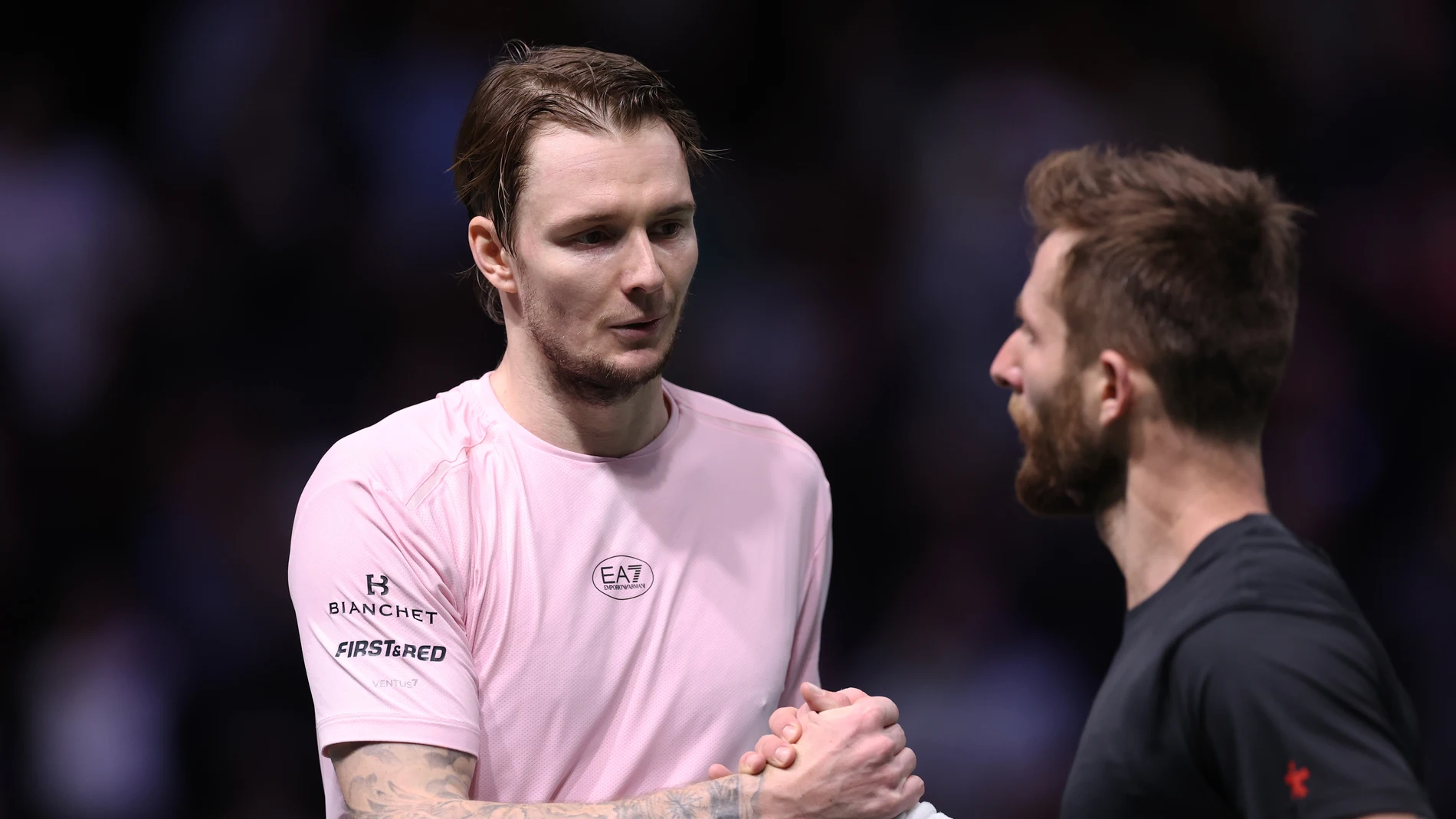 Alexander Bublik saluda a Corentin Moutet tras su partido en el Rolex Paris Masters Alexander Bublik saluda a Corentin Moutet tras su partido en el Rolex Paris Masters