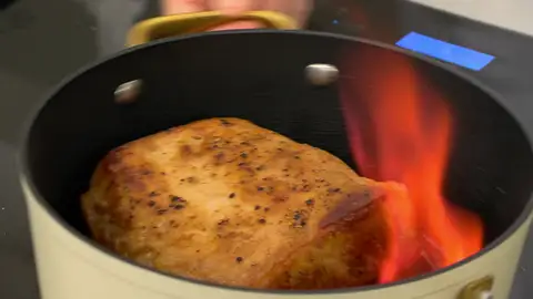 Vierte el brandy y flambéalo hasta que se apague la llama Vierte el brandy y flambéalo hasta que se apague la llama