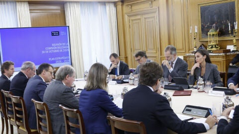 La reina Letizia en una reunión