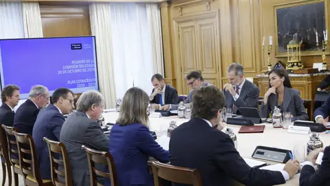 La reina Letizia en una reunión La reina Letizia en una reunión